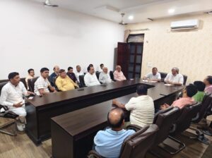 राधा अष्टïमी शोभा यात्रा की तैयारियों को लेकर श्रीकृष्ण कृपा जीओ गीता परिवार के सदस्य बैठक में हिस्सा लेते हुए