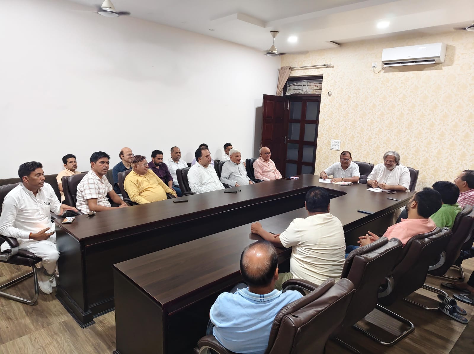 राधा अष्टïमी शोभा यात्रा की तैयारियों को लेकर श्रीकृष्ण कृपा जीओ गीता परिवार के सदस्य बैठक में हिस्सा लेते हुए