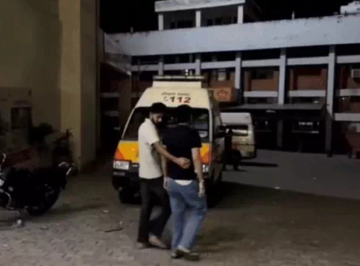 अस्पताल में पिता की मौत के बाद उसके बेटे विकास को संभालते उसका दोस्त।